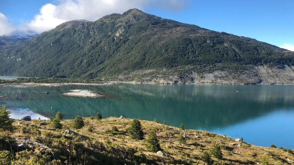 Situada en el estrecho de Magallanes, la bahía de Ainsworth está marcada por un gran fiordo y rodeada por un bosque subpolar.