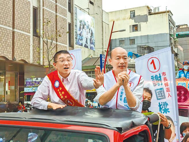 國民黨基隆市長候選人謝國樑（左）22日邀請前高雄市長韓國瑜（右）陪同車隊掃街，不少民眾看到韓國瑜都熱情揮舞雙手、比讚。（張志康攝）