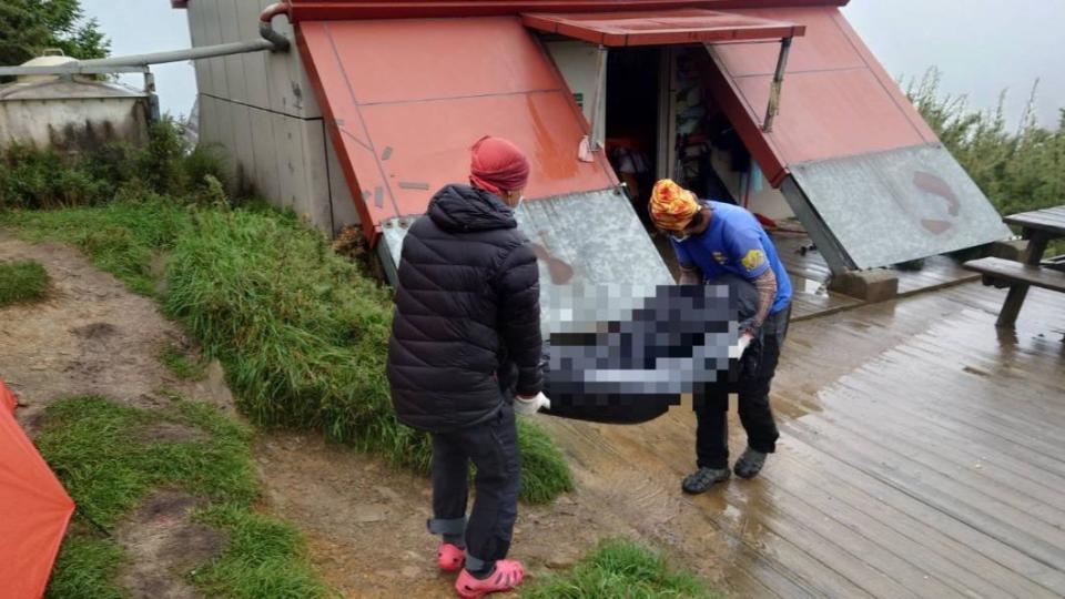 熱心山友協助搬運遺體。（圖／阿凱登山團隊提供）