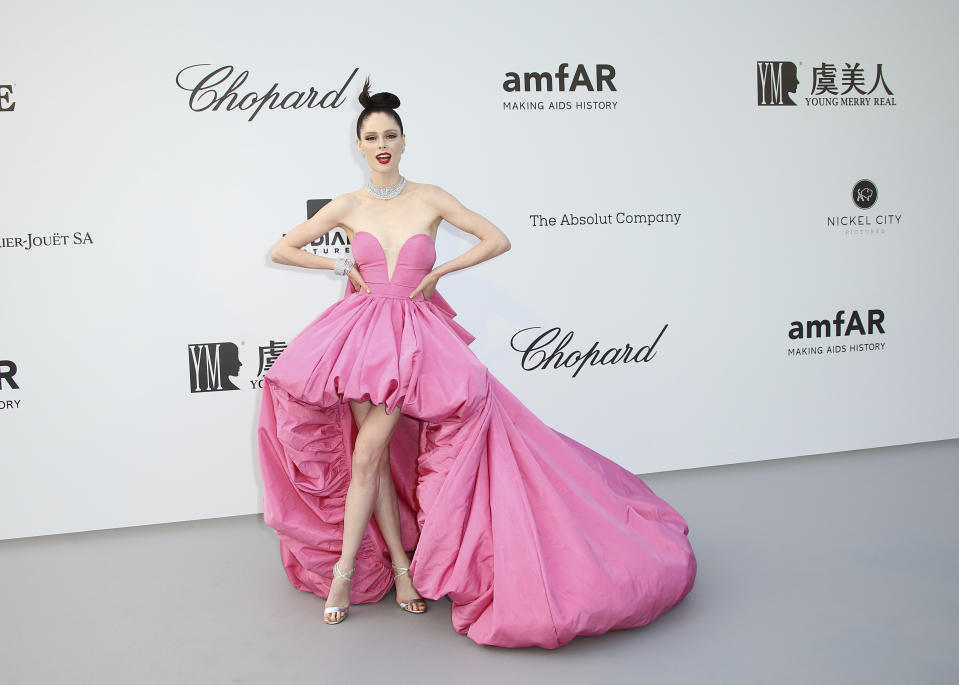 Aunque también arriesgó, el vestido de Ashi Studio que lució Coco Rocha nos convenció más que el de Dua Lipa. (Foto: Joel C Ryan / Invision / AP)