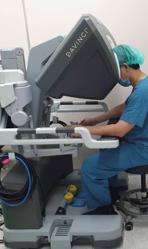 醫師蔡士偉操作達文西第4代Xi機器手臂治療婦科疾病。（安南醫院提供）