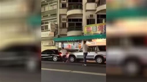 惡煞猛撞情敵車還持棍追打。（圖／翻攝畫面）