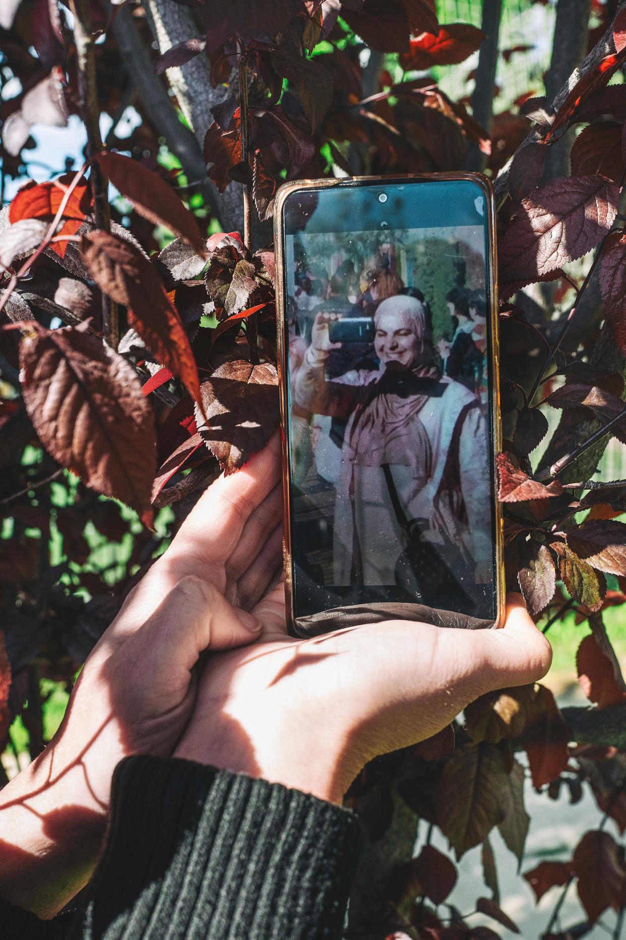 Una fotografía de Lobna Hemid en el teléfono de una amiga. Murió en 2022 a manos de su marido. (Ana María Arévalo Gosen/The New York Times)