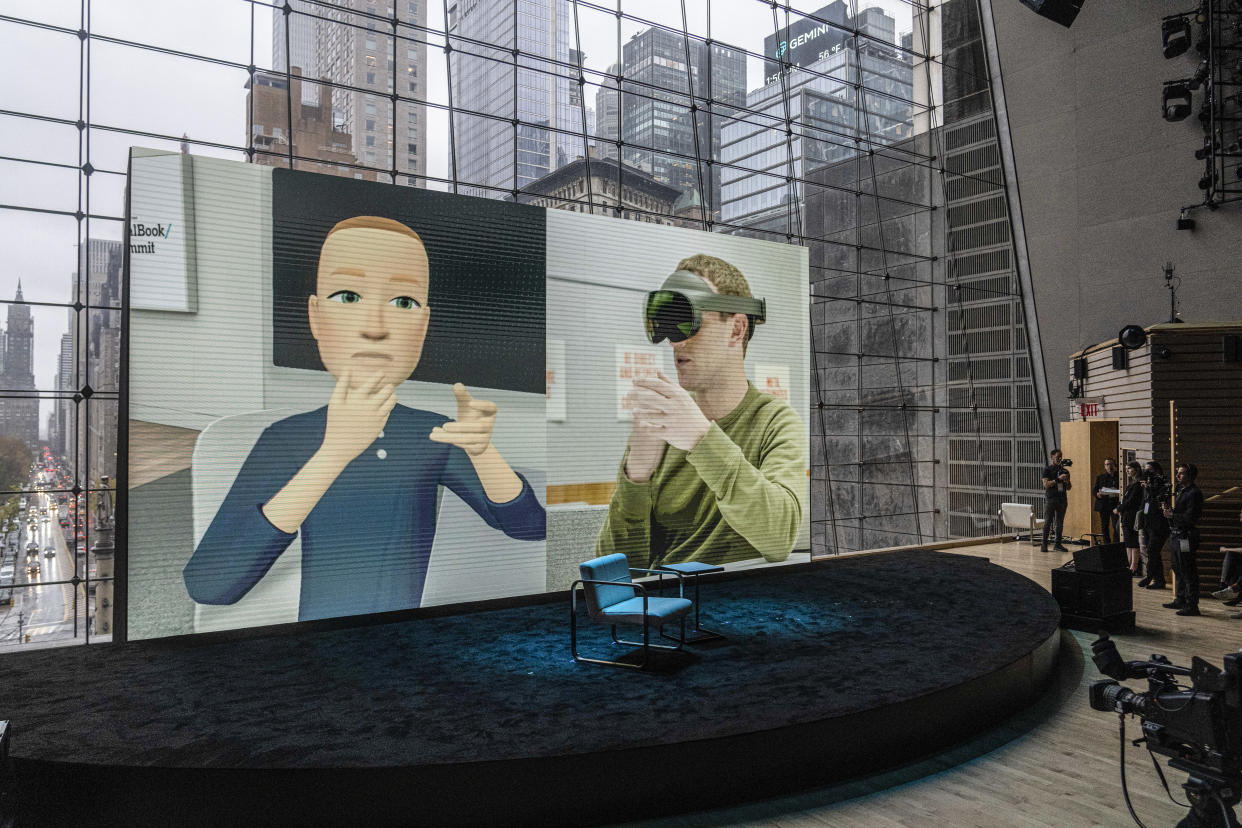 Mark Zuckerberg hace una demostración de un programa de realidad virtual de Meta en la Cumbre DealBook de The New York Times en Nueva York, el 30 de noviembre de 2022. (Hiroko Masuike/The New York Times)
