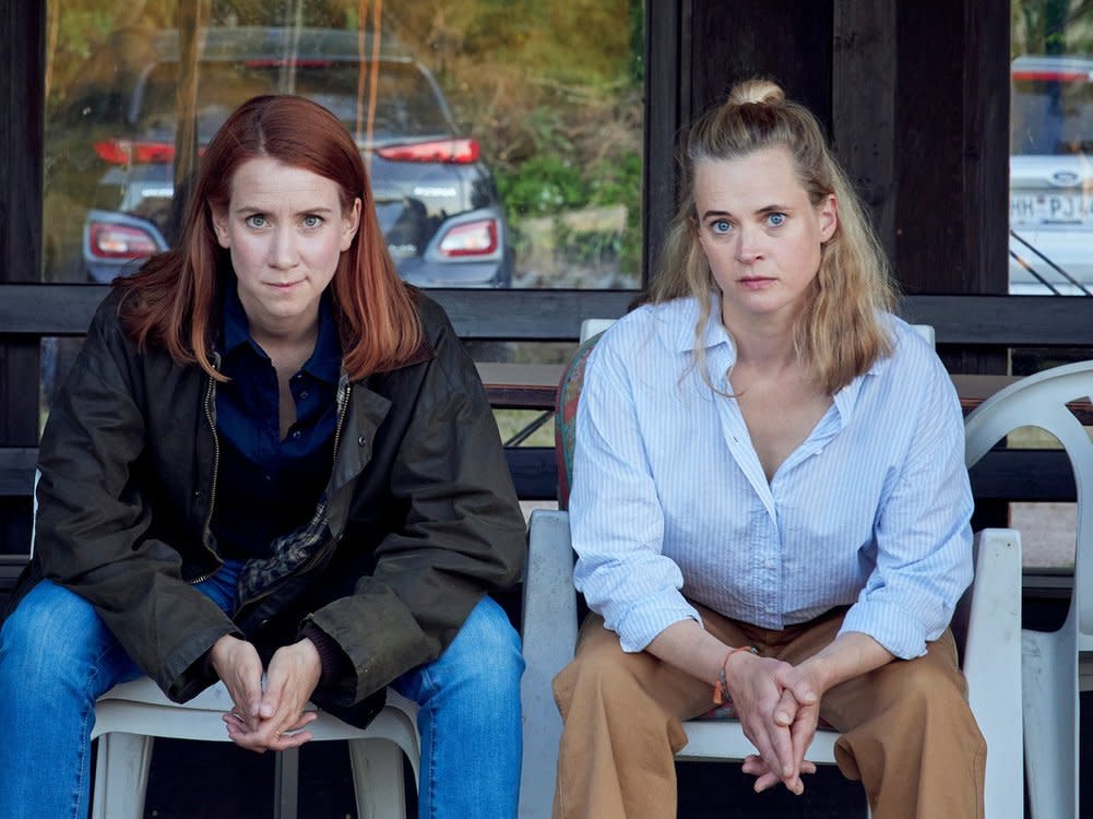 Viktoria (Lena Dörrie) und ihre jüngere Schwester Feli (Caroline Hanke, r.) sind die beiden "Mordsschwestern" in der neuen ZDF-Krimireihe. (Bild: ZDF / Sandra Hoever)