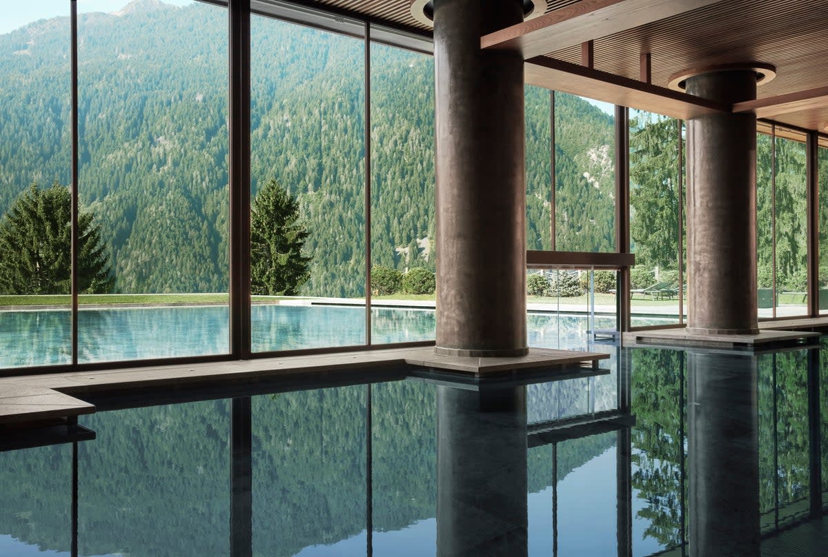 Why choose between indoor and outdoor pools when you can have both? (Ufficiale Lefay Dolomiti)