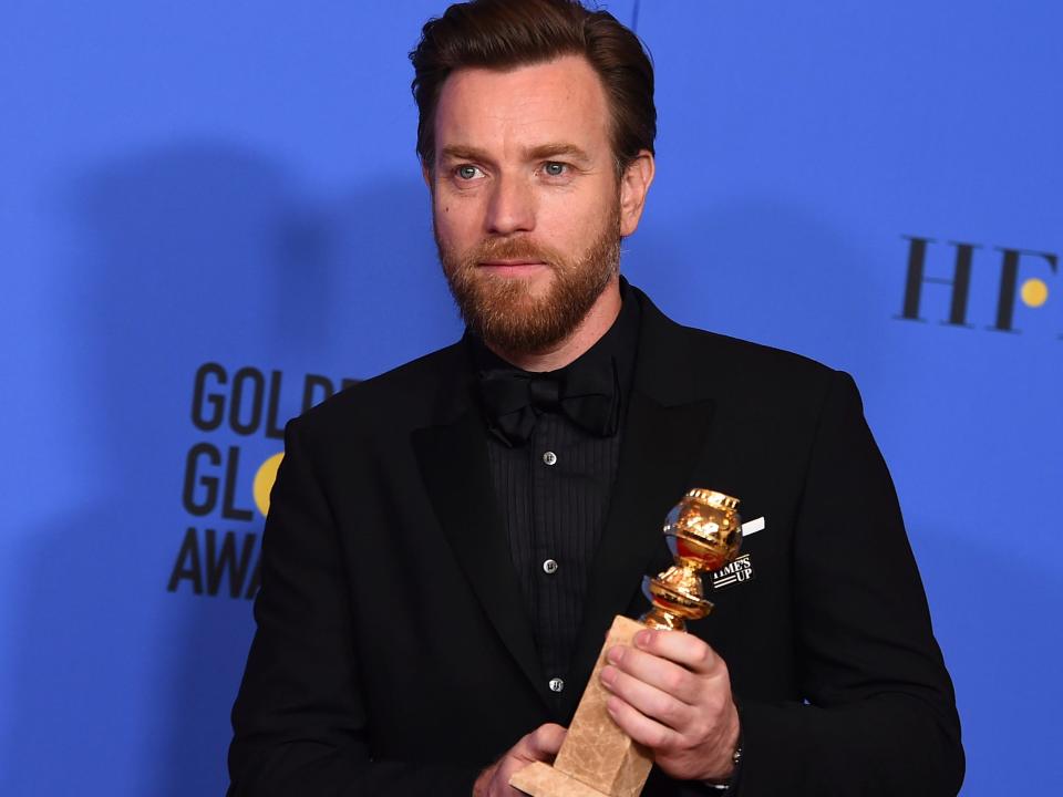 Ewan McGregor posing with his Golden Globes award in 2018.