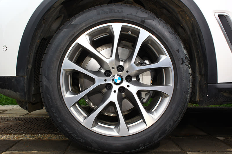 X5 xDrive40i旗艦版標配20吋前後配胎圈，豪華版則為19吋。