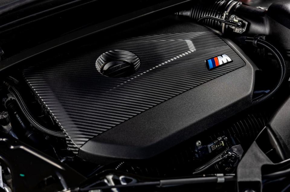 BMW X2 M35i xDrive車型搭載M TwinPower Turbo渦輪增壓直列四缸汽油引擎，擁有最高300匹馬力與400牛頓米的最大動力輸出，搭配xDrive智慧型可變四輪傳動系統，0到100 km/h加速5.4秒即可完成。