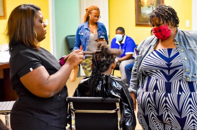 This single mom is braiding kids' hair for free to help other struggling  parents