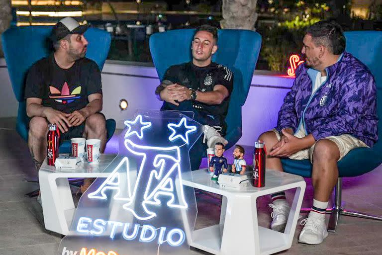 Las transmisiones se hacen desde la concentración de la selección argentina en la Universidad de Qatar; Sebastián Fernández, Gerónimo "Momo" Benavidez y Sebastián Varela Del Río, en el streaming de AFA Estudio