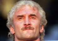 Platz 21: Rudi Völler. Es ist in der Geschichte des deutschen Fußballs nicht vielen Spielern gelungen, von allen Fans geliebt zu werden. Ihm schon. Weil ihm die Leidenschaft auf dem Platz aus allen Poren tropfte. Weil er seine Meinung sagte. Weil er die Mannschaft stets über sein eigenes Ego stellte. Rudi Völler - einer der ganz Großen. (Bild: Stu Forster)