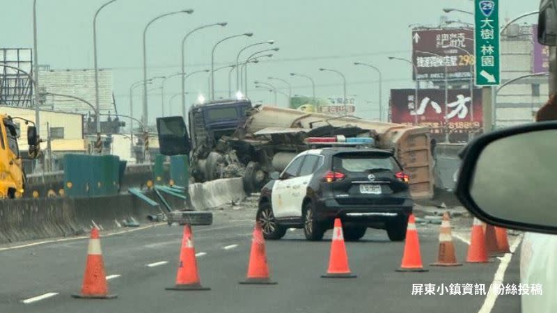 高屏大橋嚴重車禍砂石車追撞翻覆。（圖／屏東小鎮資訊提供）