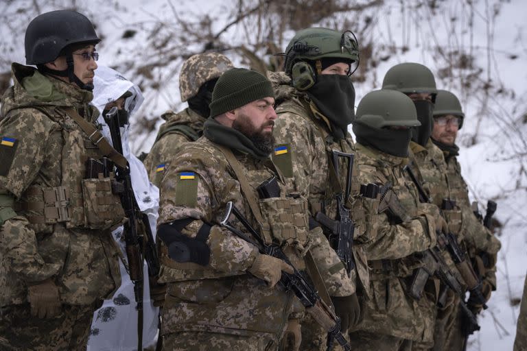 Miembros del Batallón Siberiano del ejército de Ucrania, formado rusos proucranianos, durante un entrenamiento cerca de Kiev, Ucrania, el 13 de diciembre de 2023. El ejército de Kiev ha formado un batallón con ciudadanos rusos que quieren luchar contra la invasión rusa. (AP Foto/Efrem Lukatsky)