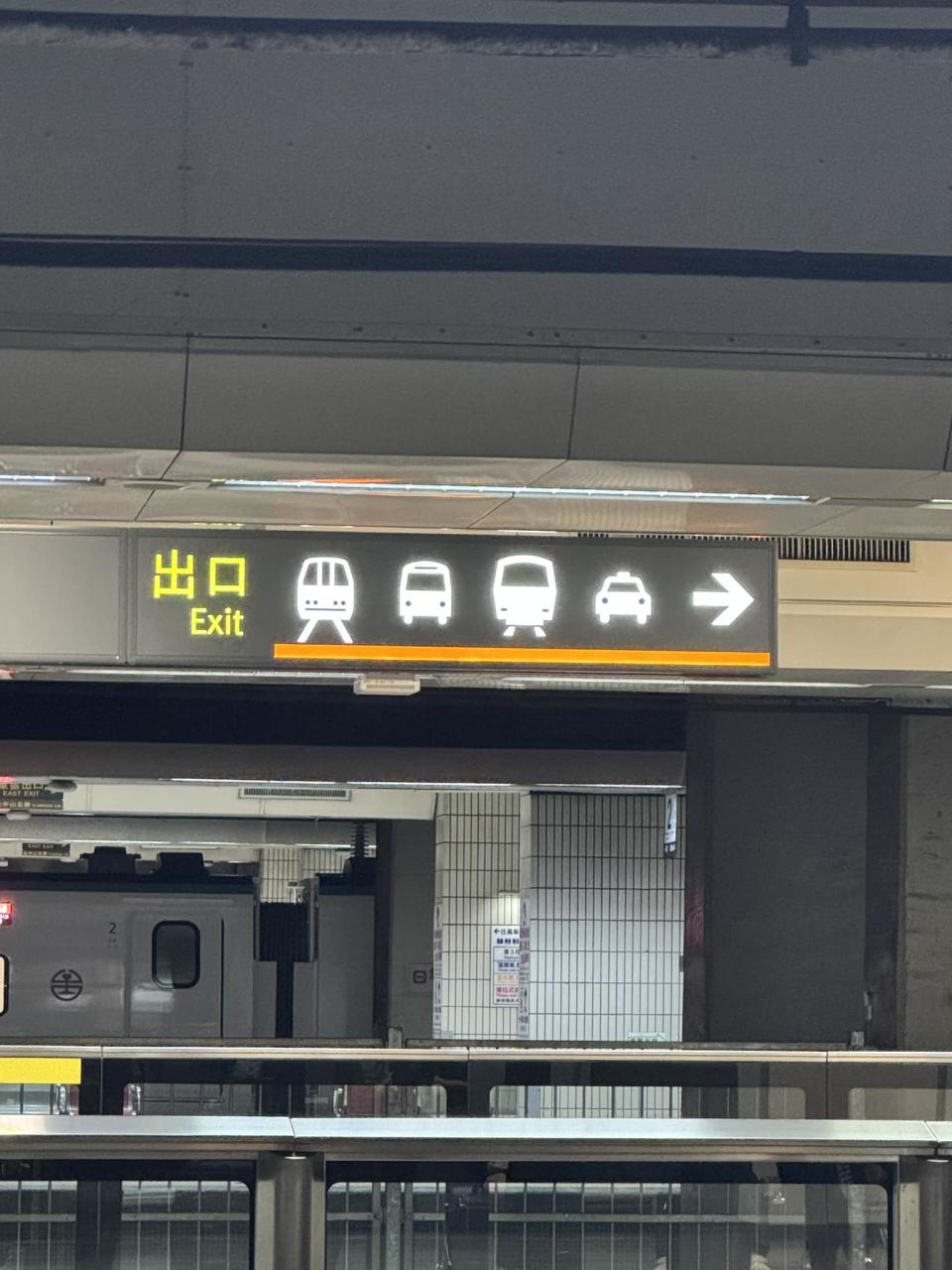 網友貼出高鐵月台轉乘標示，直呼對外國人很難看懂。（圖／翻攝自路上觀察學院臉書）