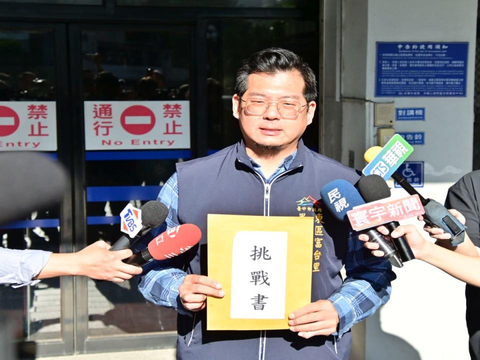 遭指控涉嫌以賄賂方式替郭台銘獨立參選連署，國民黨台中市立委參選人羅廷瑋團隊主任石國勳駁斥，今天（19日）到台中地檢署控告江肇國誹謗，還下戰帖，自證清白。（圖：寇世菁攝）