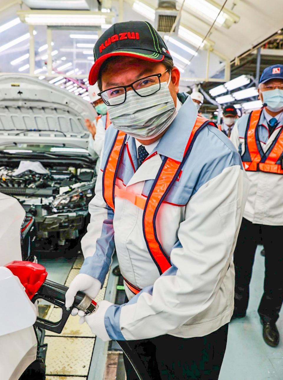 鄭市長親自為組裝完成車輛加油，象徵為國瑞加油。