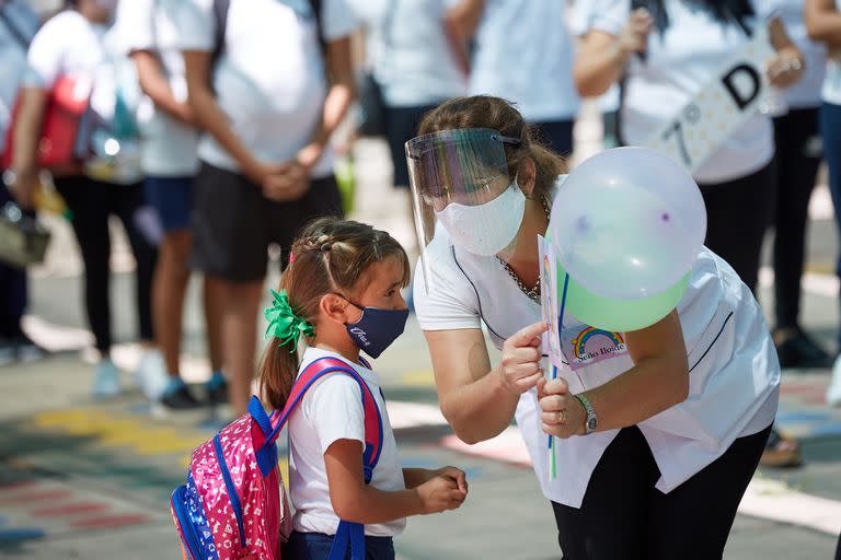 El pedido de padres para que deje de ser obligatorio el tapabocas en las aulas abrió un debate entre distintos actores