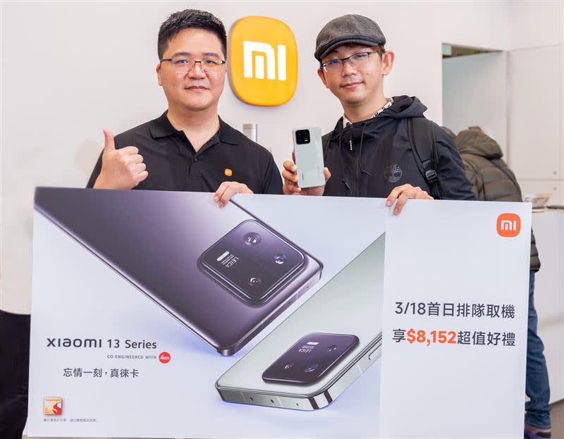 1.Xiaomi 13 Pro與Xiaomi 13即日起於全台通路開賣，18日開放首波預購用戶優先取貨，並享有獨家好禮。小米台灣業務總監蔣坤揮驚喜現身，與現場取機民眾共襄盛舉。（圖／小米台灣提供）