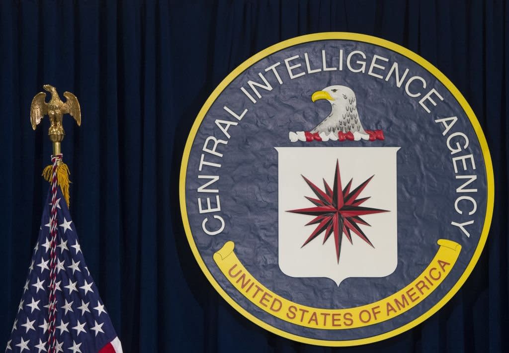 Escudo de la CIA junto a la bandera de Estados Unidos.