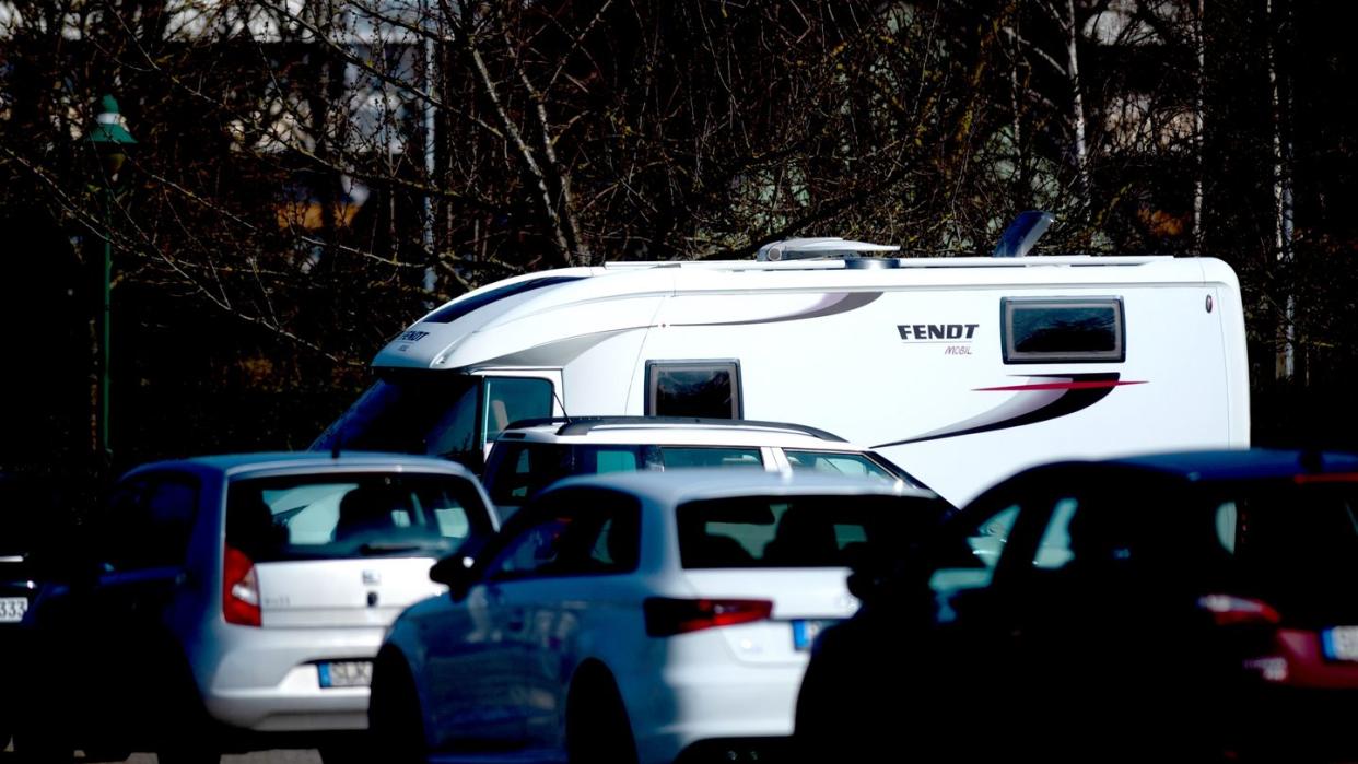 Wer einen Parkplatz als Stellplatz zum Wohnen missbraucht, muss mit Bußgeldern rechnen. (Symbolbild)