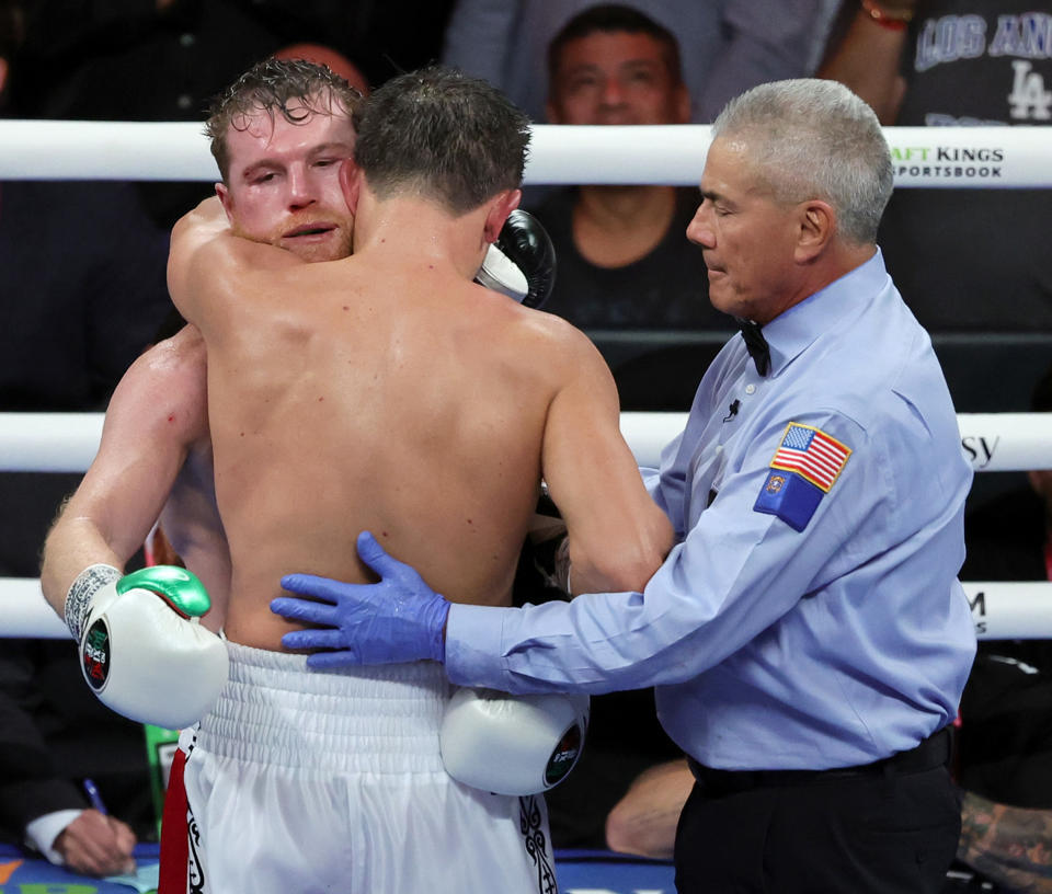 LAS VEGAS, NEVADA - 17 DE SEPTIEMBRE: (LR) Canelo Alvarez y Gennadiy Golovkin se abrazan en el ring mientras el árbitro Russell Mora observa después de la ronda final de su pelea por el título de peso súper mediano en T-Mobile Arena el 17 de septiembre de 2022 en Las Vegas. Nevada.  Álvarez retuvo sus títulos con una victoria por decisión unánime.  (Foto de Ethan Miller/Getty Images)