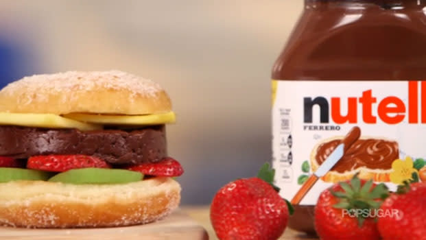 Ein Traum für alle, die auf den süßen Brotaufstrich stehen: der Nutella-Burger (Bild: Screenshot)