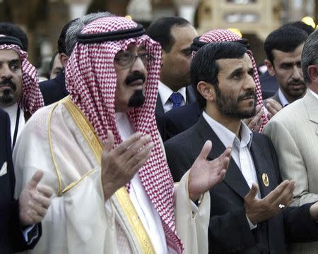 Saudi Arabia's King Abdullah bin Abdulaziz (L) prays with Iranian President Mahmoud Ahmadinejad at Kaabah in Mecca in this December 8, 2005 file photo. REUTERS/Zainal Abd Halim/Files