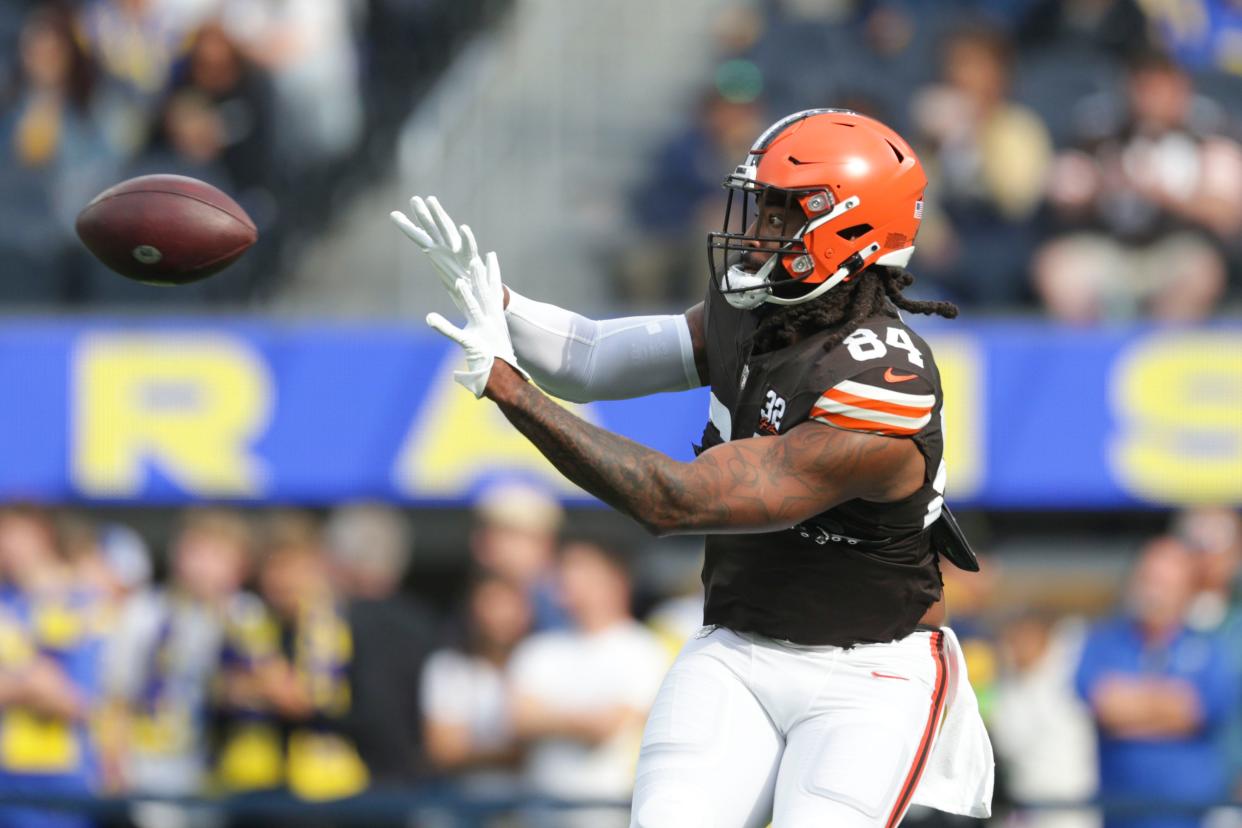 Cleveland Browns tight end Jordan Akins (84) catches a ball before a Dec. 3 game against the Los Angeles Rams in Inglewood, Calif.