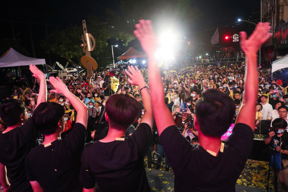 高雄市長韓國瑜罷免案6日順利過關，讓韓國瑜成為台灣自治史上首名遭罷免的直轄市長，「罷韓四君子」也集體向民眾致謝，感謝市民陪伴他們走完最後一哩路。(中央社)