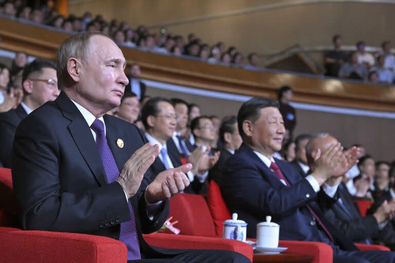 Putin y Xi asisten a un concierto que conmemora el 75º aniversario del establecimiento de relaciones diplomáticas entre Rusia y China