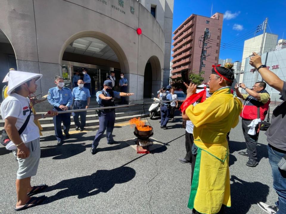 橫濱加賀町警察署同仁參加焚油除穢。（記者陳俊文攝）