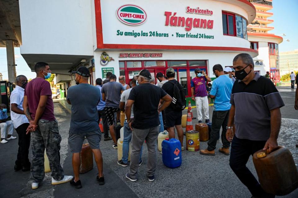 Cola en gasolinera de Cuba