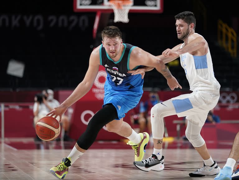 La dificilísima tarea de marcar a Luka Doncic en el estreno en los Juegos Olímpicos Tokio 2020, en el que el esloveno consiguió 48 puntos.