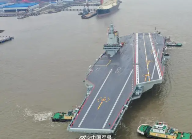 中國首艘自主設計彈射型航空母艦「福建艦」今日上午首次進行出海航試。「福建艦」也是中國的第三艘航母。翻攝百度