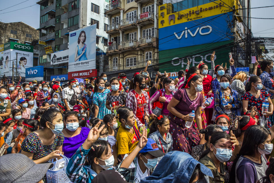 Manifestantes con vestidos de gala en Yangon el mes pasado. (The New York Times) 