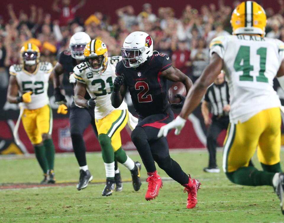 Arizona Cardinals running back Chase Edmonds (2) runs after a catch against the Green Bay Packers during the fourth quarter in Glendale, Ariz. Oct. 28, 2021.
