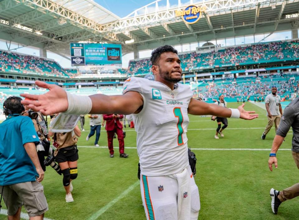 El quarterback de los Dolphins Tua Tagovailoa celebra tras el triunfo ante los Buffalo Bills, el domingo 25 de septiembre de 2022 en el Hard Rock Stadium en Miami Gardens, Florida.