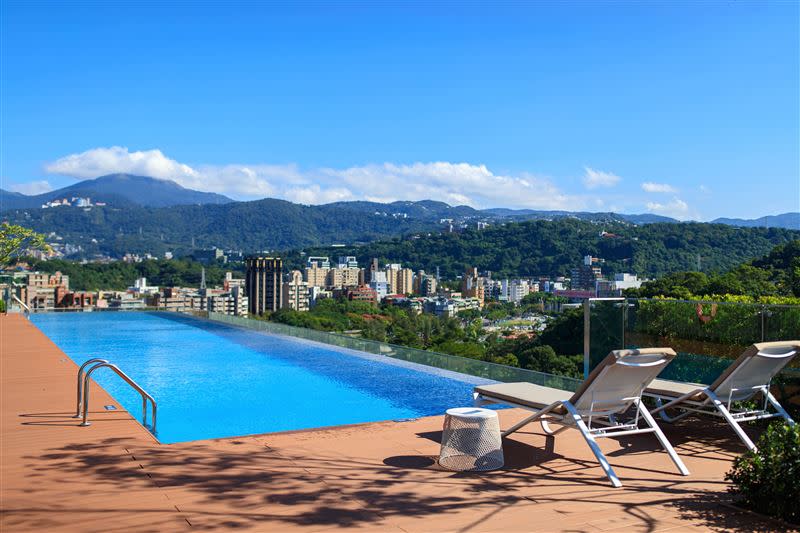 台北士林萬麗酒店頂樓打造台北市稀有的空中無邊際泳池，面對士林官邸與陽明山的一片綠意，度假感滿滿。（圖／旅宿業者提供）