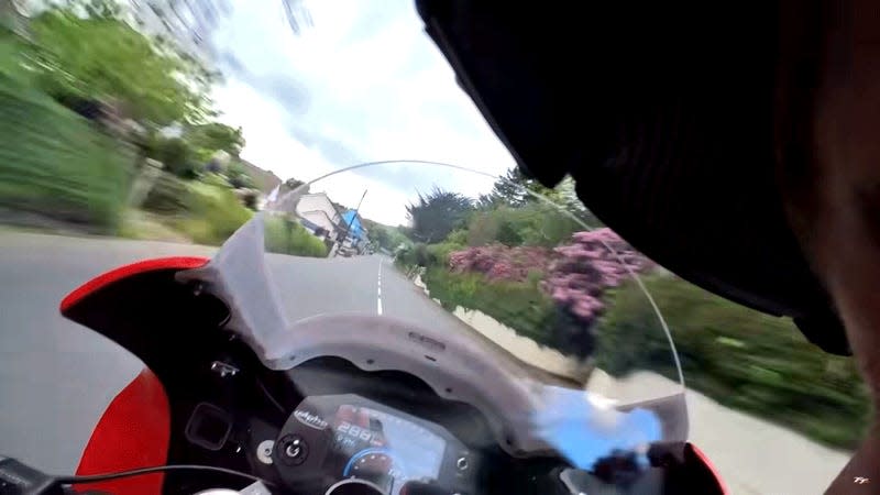 Gif: Isle of Man TT Races / YouTube