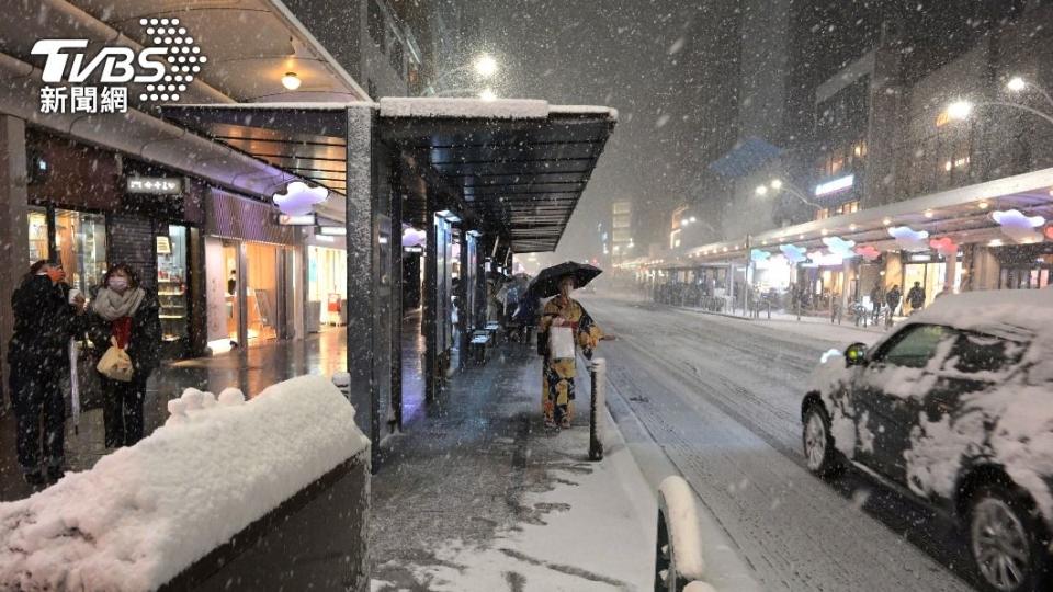 京都街頭下起大雪，讓不少小客車、公車都因此無法正常行駛。（圖／達志影像美聯社）