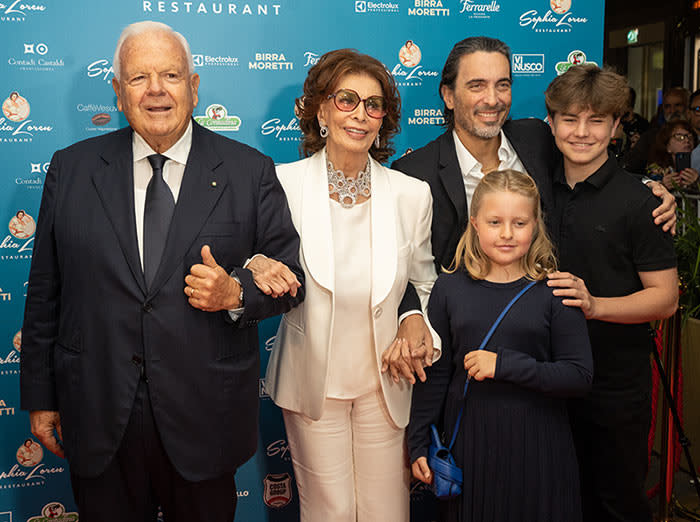 Sophia Loren con su hijo Carlo Ponti Jr. y sus nietos