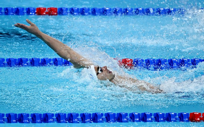 Hubert Kos de Hungría en acción en la final masculina de 200m espalda durante los Juegos Olímpicos de París 2024 en la piscina de La Défense Arena, Nanterre, Francia