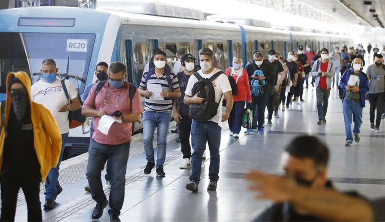 La afluencia de pasajeros fue intensa en las terminales de trenes, como en Once, ayer, a las 17.30