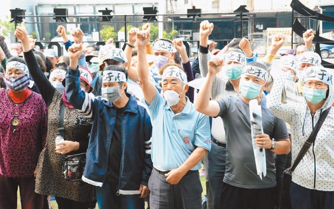 屏東縣凌雲里民到屏縣府陳情抗議，盼能將世代耕作的土地還地於民。（林和生攝）