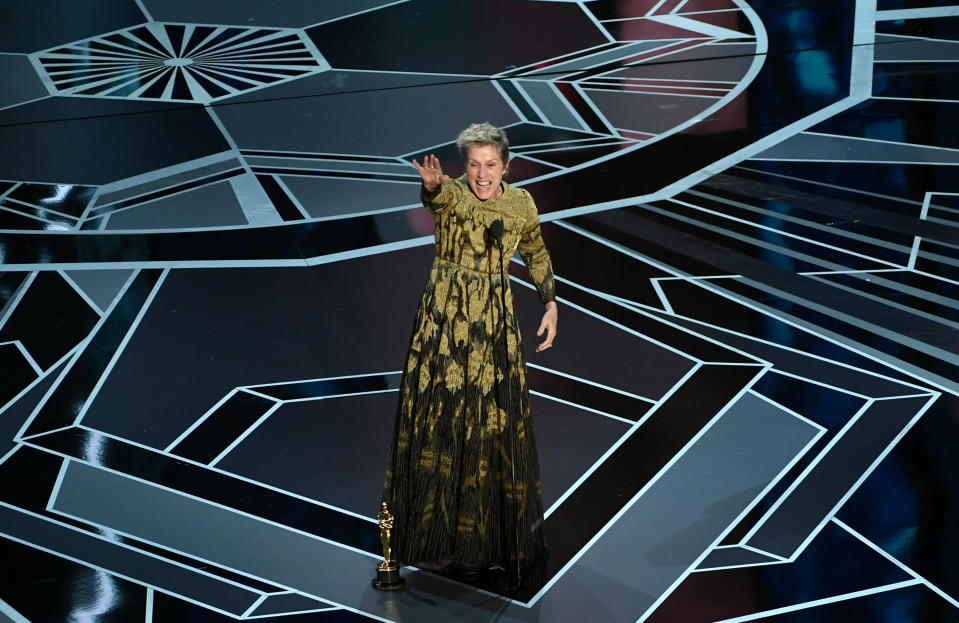 <p>Für Standing Ovations bei den diesjährigen Oscars sorgte Frances McDormand. In ihrer Dankesrede setzte die Preisträgerin ein Zeichen für mehr Gleichberechtigung und Frauenrechte. Sie forderte alle weiblichen Nominierten des Abends auf, sich zu erheben und sich umzusehen, wie weit sie und ihre Kolleginnen es gebracht haben. Danach bat sie alle Männer im Publikum, sich diese Frauen genau einzuprägen. “Schaut euch alle um. Denn wir alle haben Geschichten, die erzählt, und Projekte, die finanziert werden wollen”, so McDormand. (Bild: Getty Images) </p>