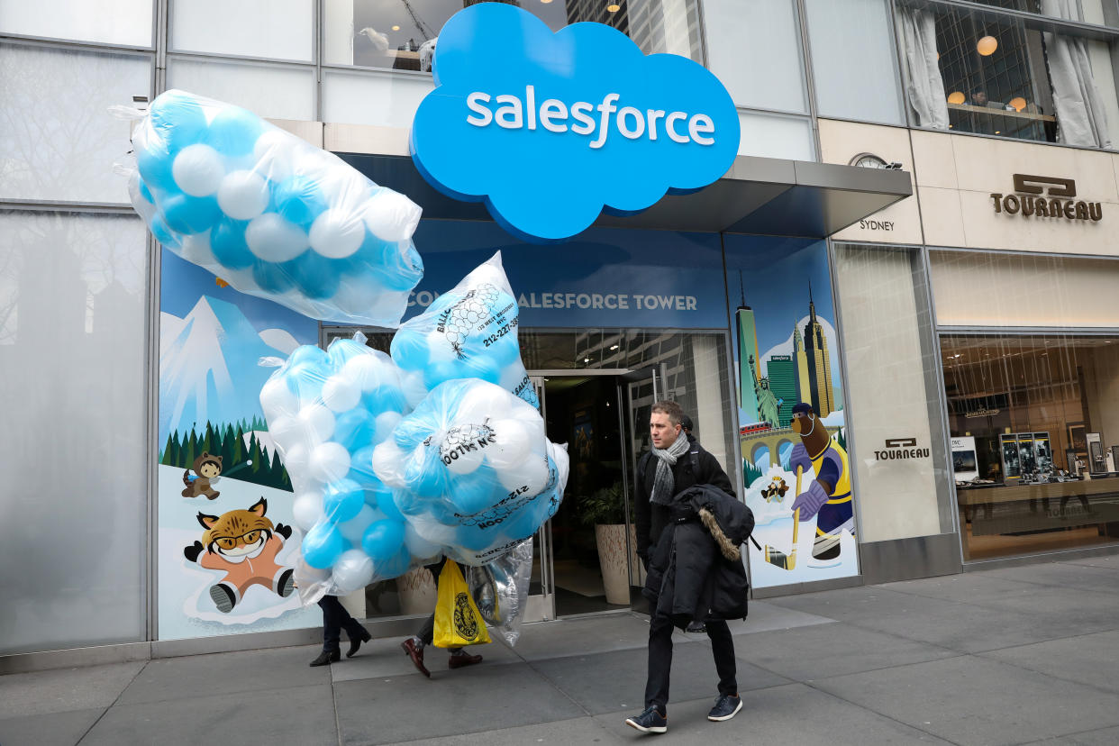 A man arrives with a bundle of balloons at the Salesforce Tower and Salesforce.com offices in New York City, U.S., March 7, 2019. REUTERS/Brendan McDermid