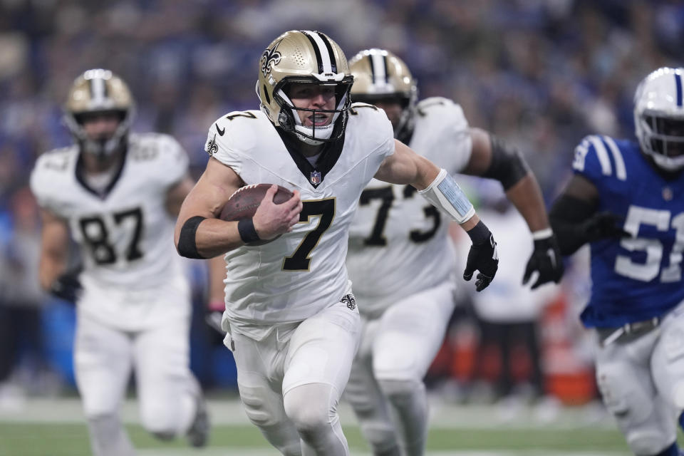 New Orleans Saints quarterback Taysom Hill (7) runs for a 20-yard touchdown against the Indianapolis Colts during the first half of an NFL football game Sunday, Oct. 29, 2023 in Indianapolis. (AP Photo/Michael Conroy)