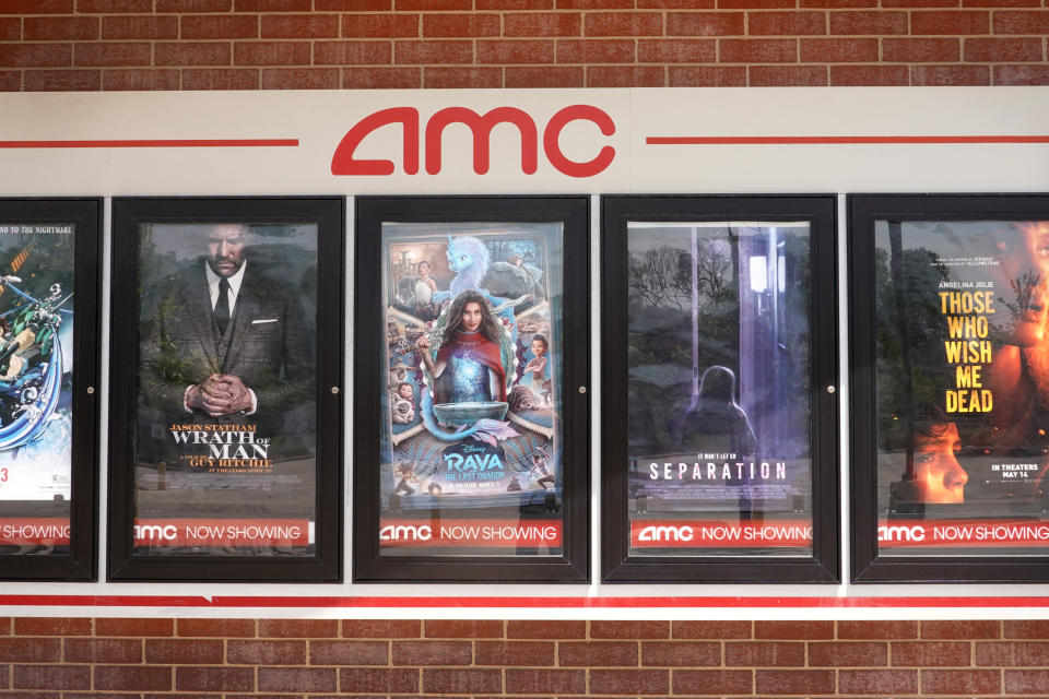 CHICAGO, ILLINOIS - 01. JUNI: Filmplakate aktueller Angebote werden am 01. Juni 2021 in Chicago, Illinois, auf der Vorderseite eines AMC-Theaters ausgestellt. Mudrick Capital hat zugestimmt, 8.5 Millionen Aktien der Theaterkette für 230.5 Millionen US-Dollar zu kaufen. (Foto von Scott Olson/Getty Images)