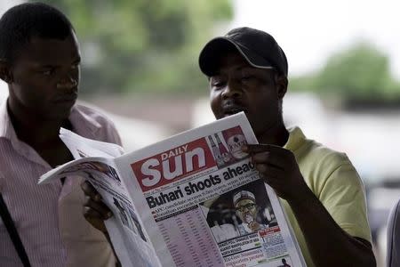 A man reads a newspaper with a headline related to the country's elections, at a news stand at Port Harcourt, in the Rivers state March 31, 2015. REUTERS/Afolabi Sotunde